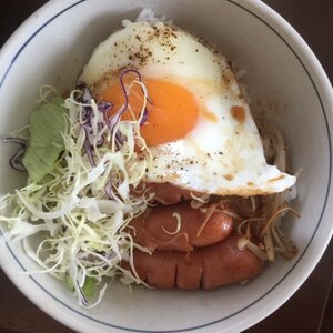 1人ランチに簡単ソーセージ目玉焼き丼